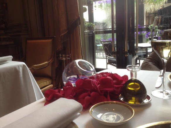 the dining room at Le Cinq